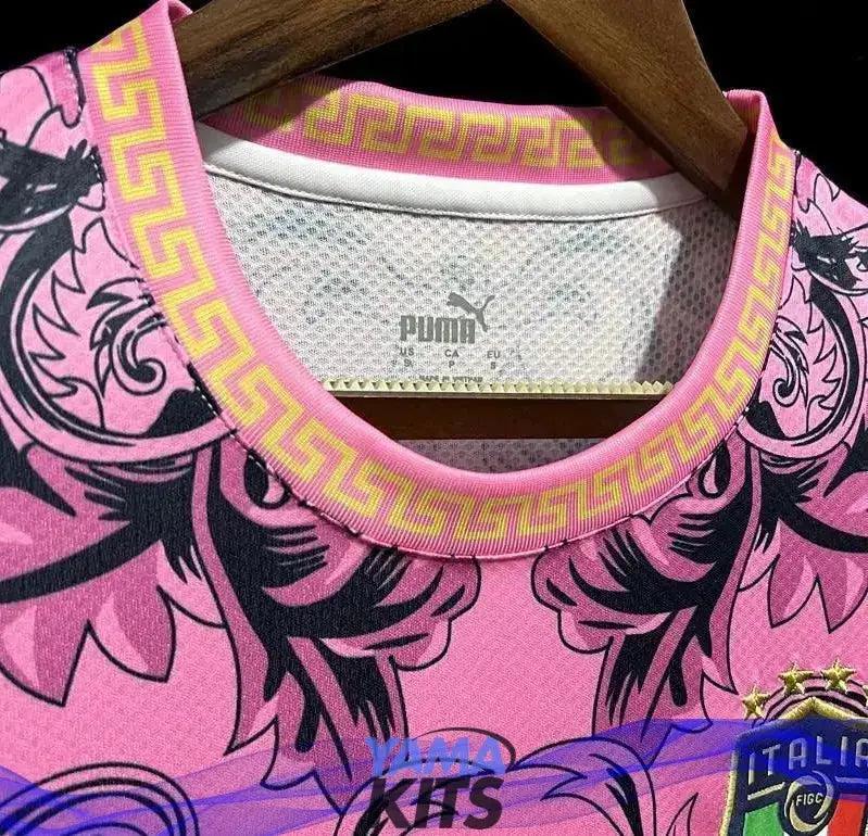 Maillot Italie Versace Édition spéciale « Rose » 2023/2024 YamaKits Foot